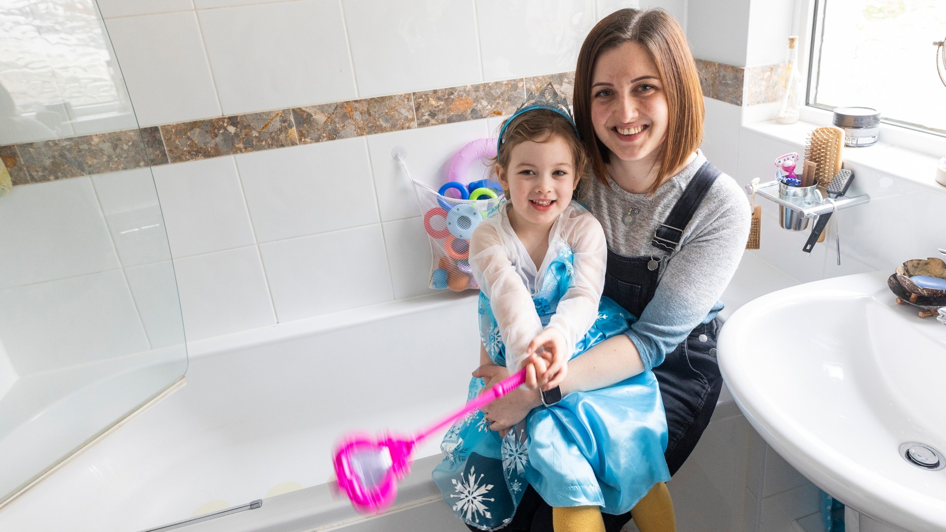 Una niña de 3 años salvó la vida de su madre cuando se cayó en la bañera durante un terrible ataque epiléptico