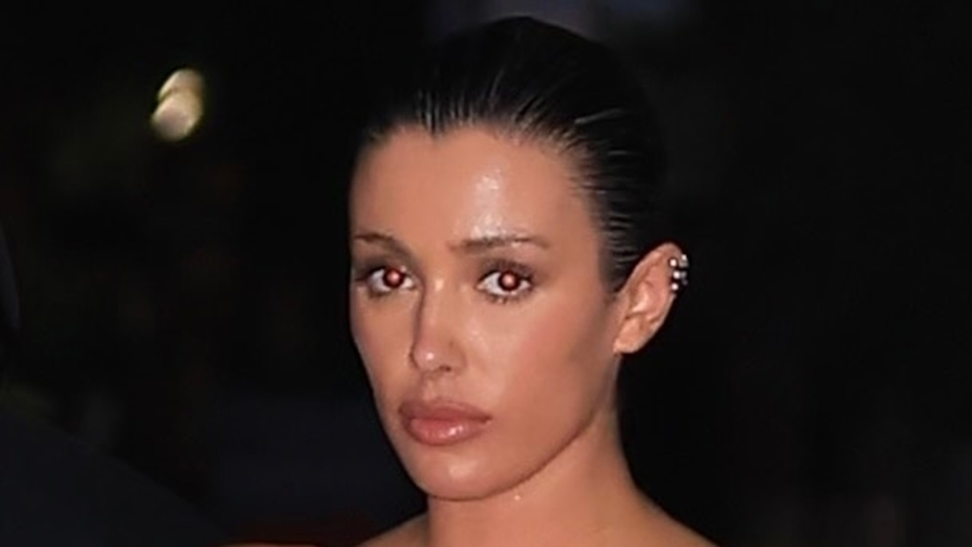 Bianca Censori usa pantalones transparentes y sujetador de encaje negro en un elegante restaurante de Los Ángeles para cenar con Kanye West después de preocupaciones matrimoniales