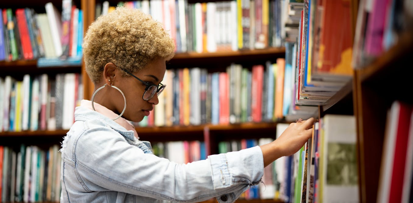Cómo se benefician los adolescentes al poder leer libros ‘inquietantes’ que algunos quieren prohibir