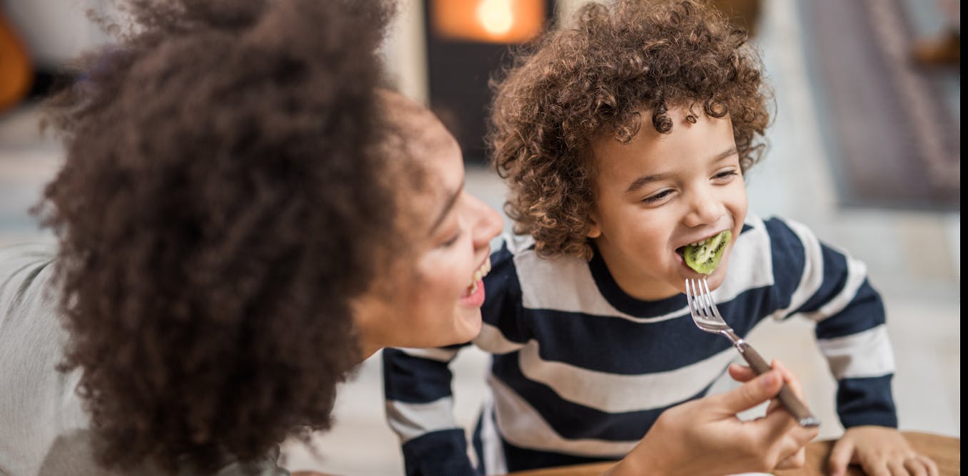 Ayudar a los niños a comer alimentos más saludables puede comenzar con lograr que los padres hagan lo mismo, sugiere una investigación