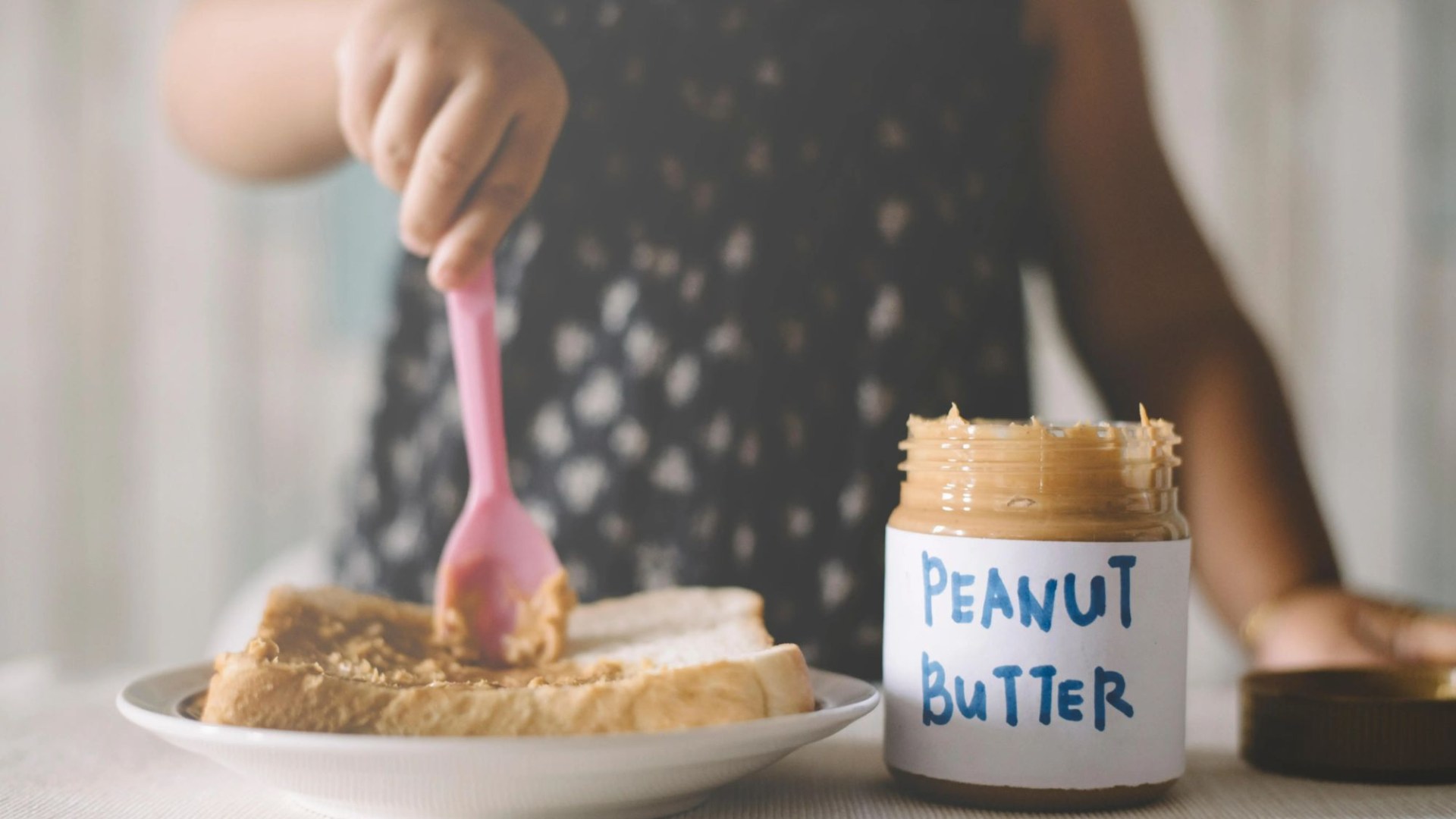 Un vídeo que “salva vidas” revela una verdad aterradora sobre cómo darles mantequilla de maní a sus hijos y consejos para evitar una tragedia