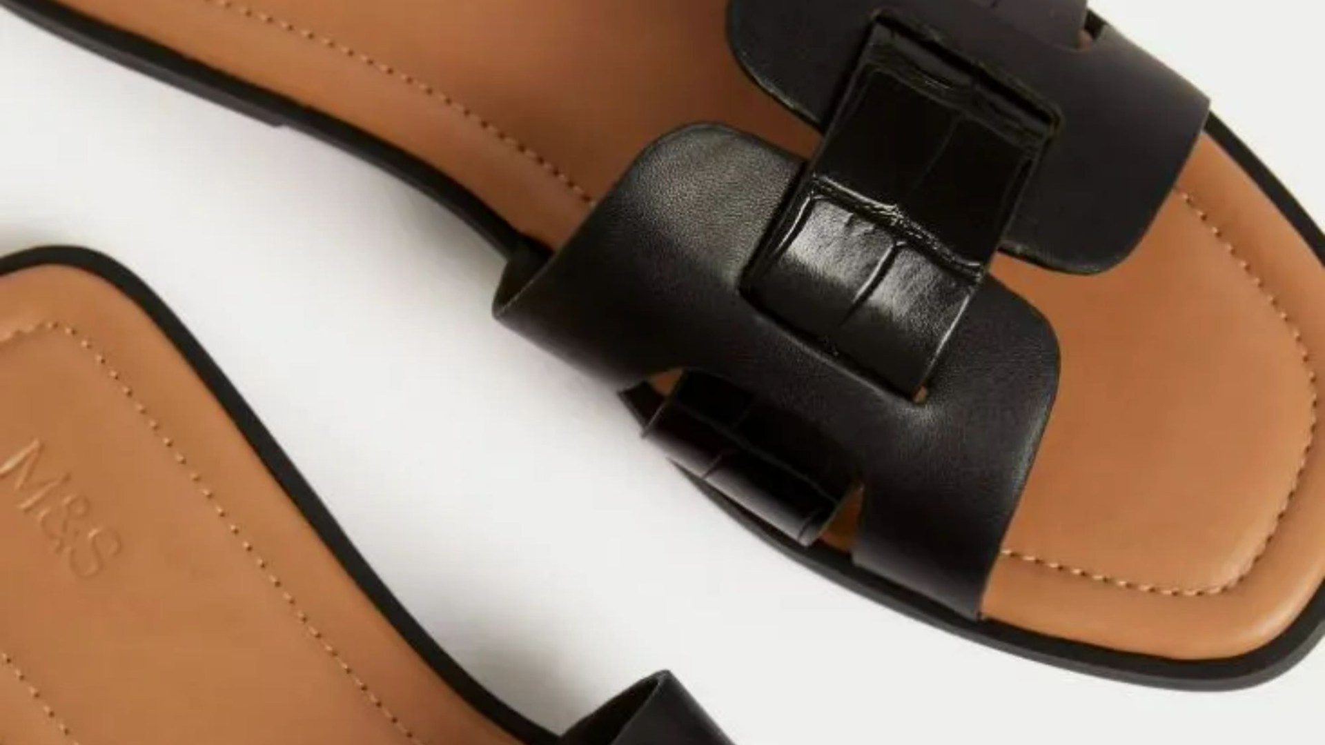 Los fanáticos de la moda deliran con las sandalias “imprescindibles” de M&S: vienen en 3 colores y son similares a un par de £610 de Hermès.