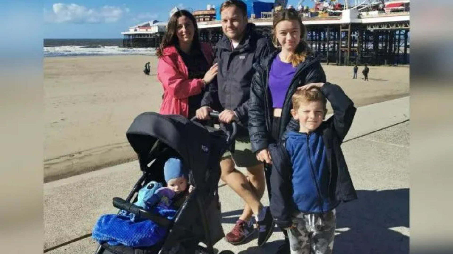 Mi familia de cinco miembros se perdió unas vacaciones de ensueño por valor de £2300 gracias al “caos absoluto” en el aeropuerto mis hijos estaban llorando