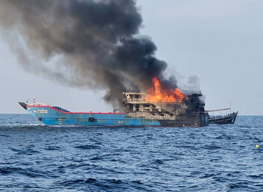 Turistas aterrorizados saltan por la borda de un ferry en llamas que se dirigía a la infame “Isla de la Muerte” de Tailandia mientras casi 100 personas son rescatadas.