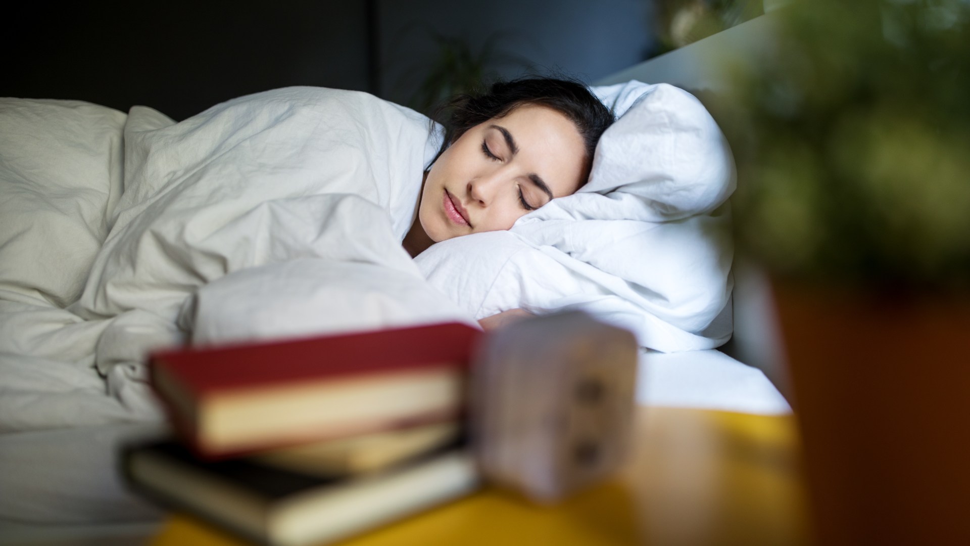 Se revela el número exacto de horas que los británicos duermen por noche en promedio, y solo UN país importante obtiene menos