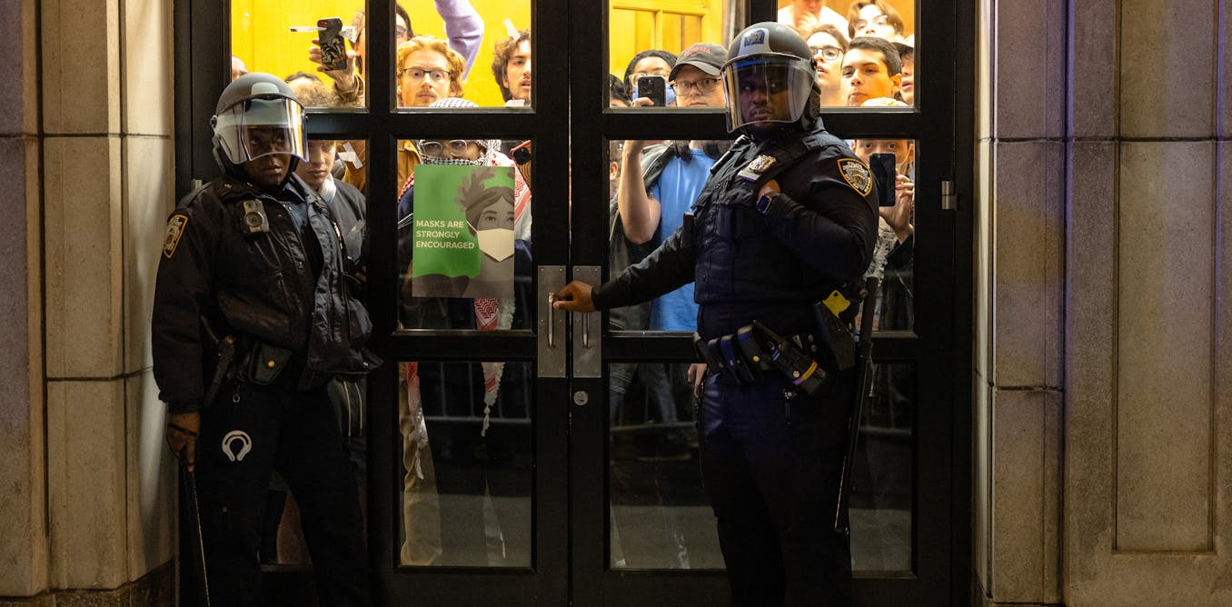 Las protestas en la Universidad de Columbia se parecen cada vez más a las de 1968 mientras la policía irrumpe en los campus de todo el país