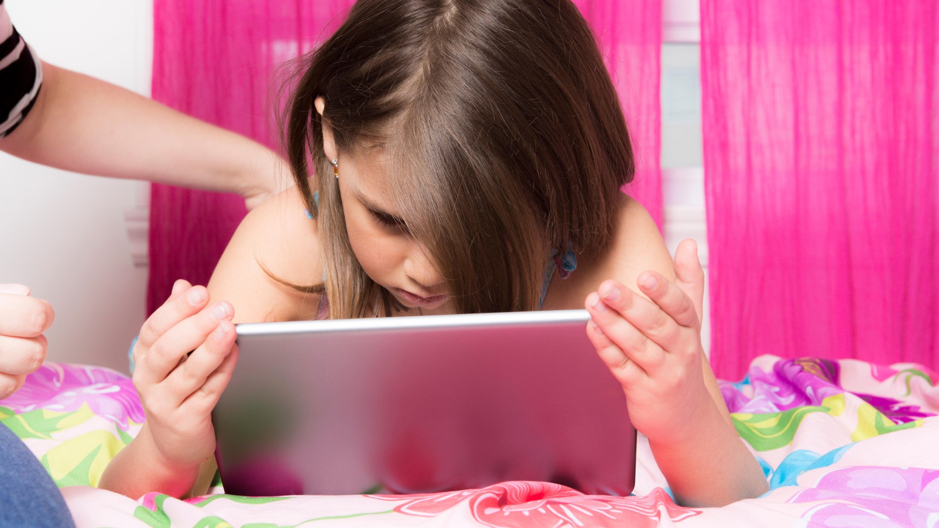 Los científicos advierten que los niños a los que se les dan “maniquíes digitales” para calmar sus rabietas “no aprenden habilidades mentales clave”