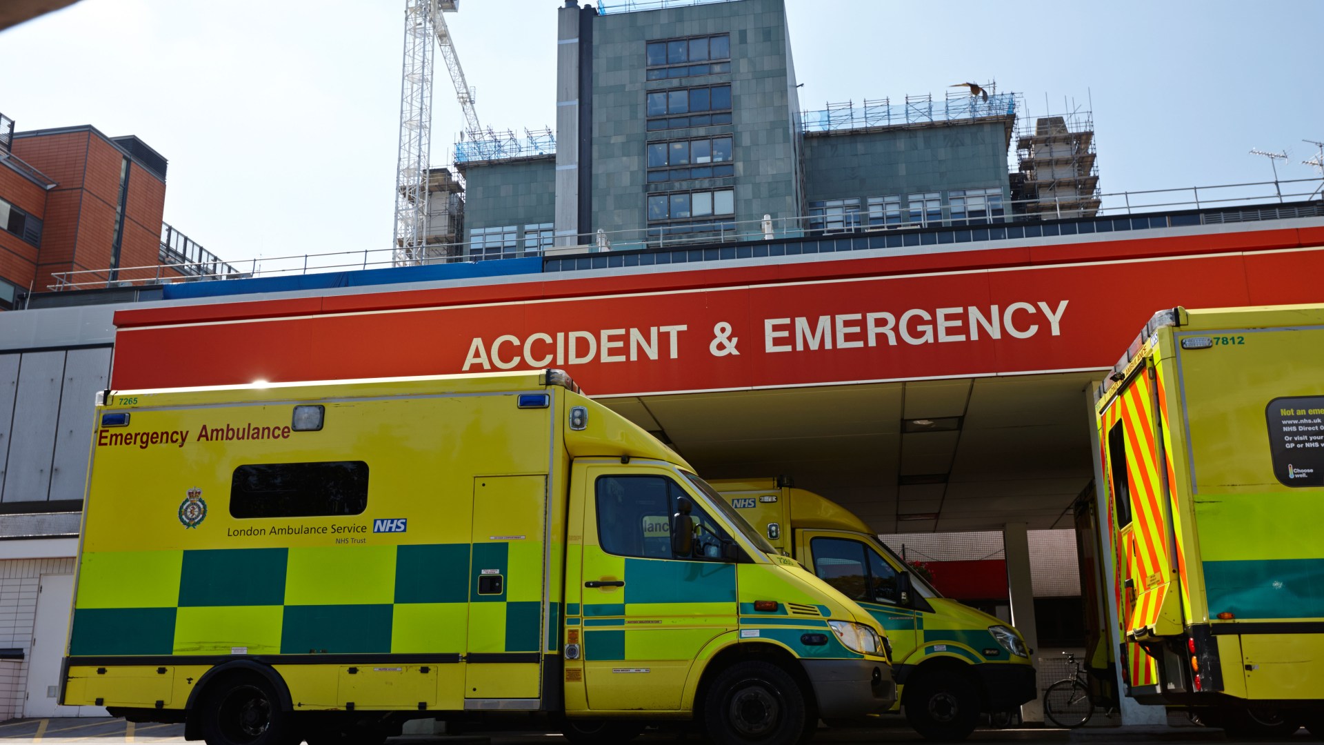 Los peores retrasos de las ambulancias del NHS quedan al descubierto: pacientes críticos se ven obligados a esperar 10 horas y otros más de dos días para recibir atención